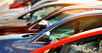 Ряд автомобилей, вид сбоку