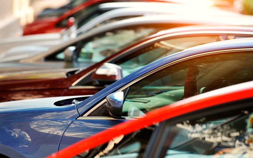 Ряд автомобилей, вид сбоку