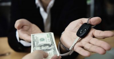 Покупатель даёт продавцу деньги, продавец отдает покупателю ключи от машины