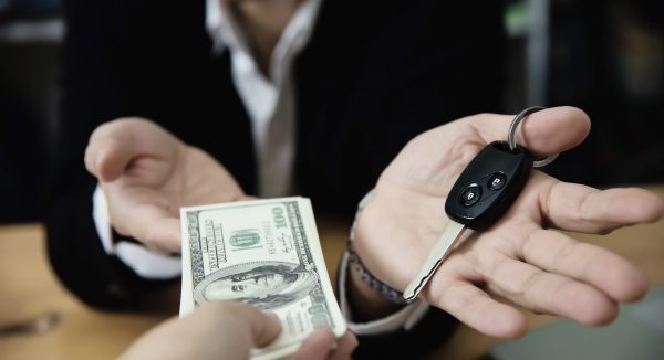 Покупатель даёт продавцу деньги, продавец отдает покупателю ключи от машины