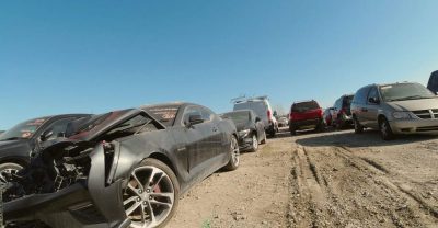 Стоянка с разбитыми автомобилями