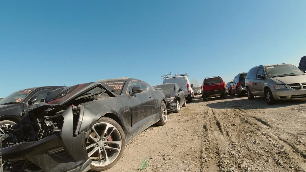 Стоянка с разбитыми автомобилями