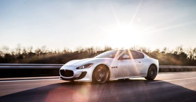 Фотографія електрокару в дорозі