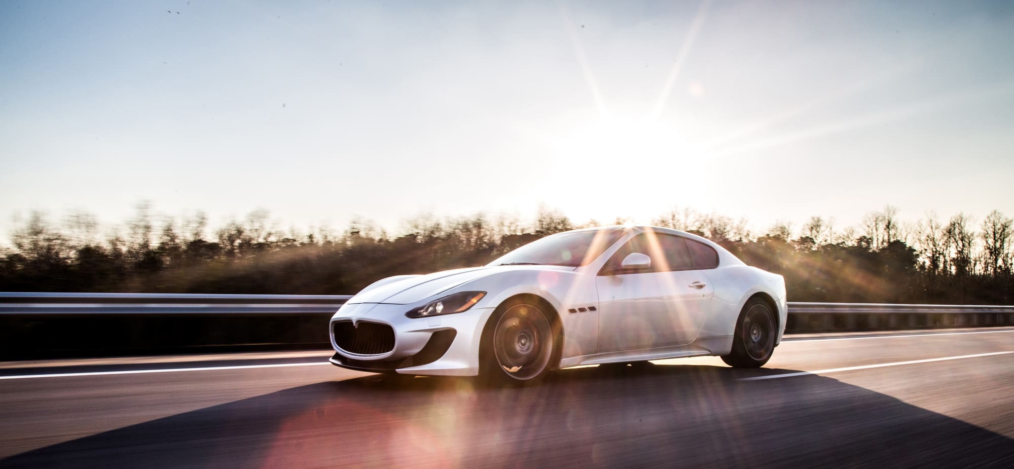 Фотографія електрокару в дорозі