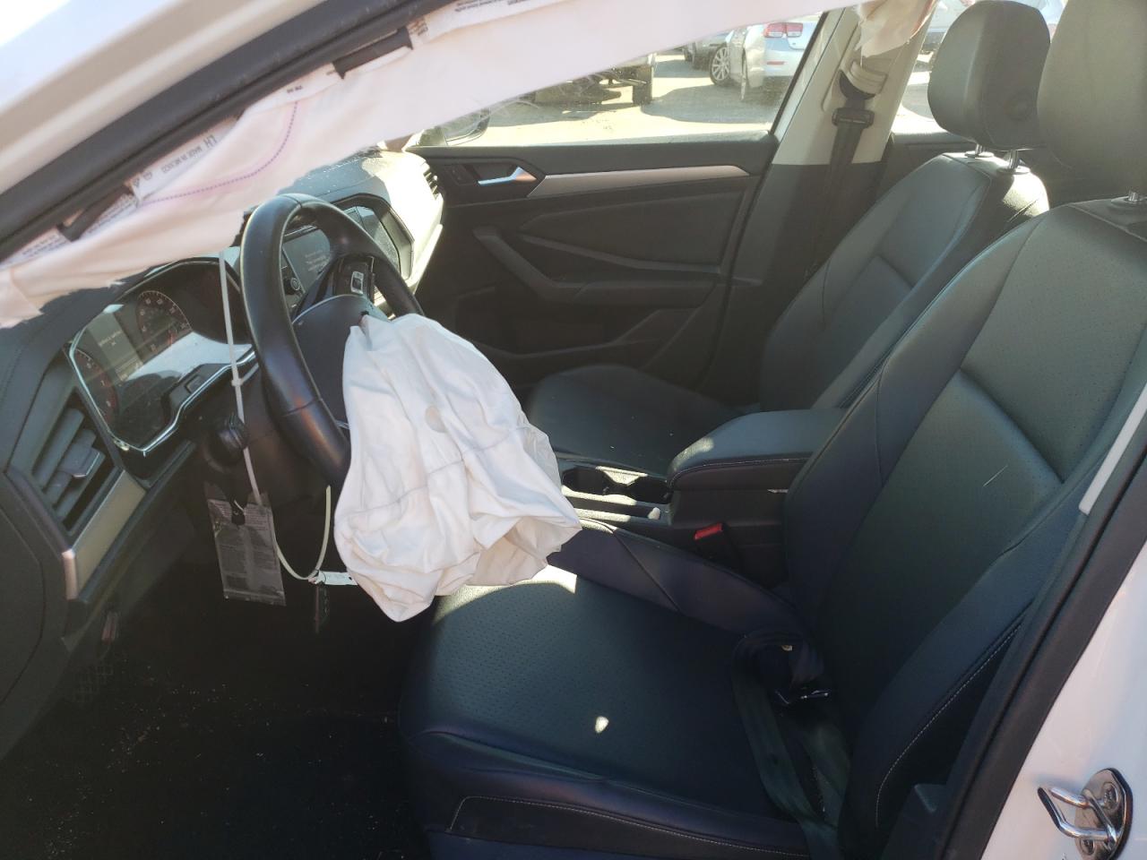 Фотографія авто з подушкою безпеки, яка вистрілила